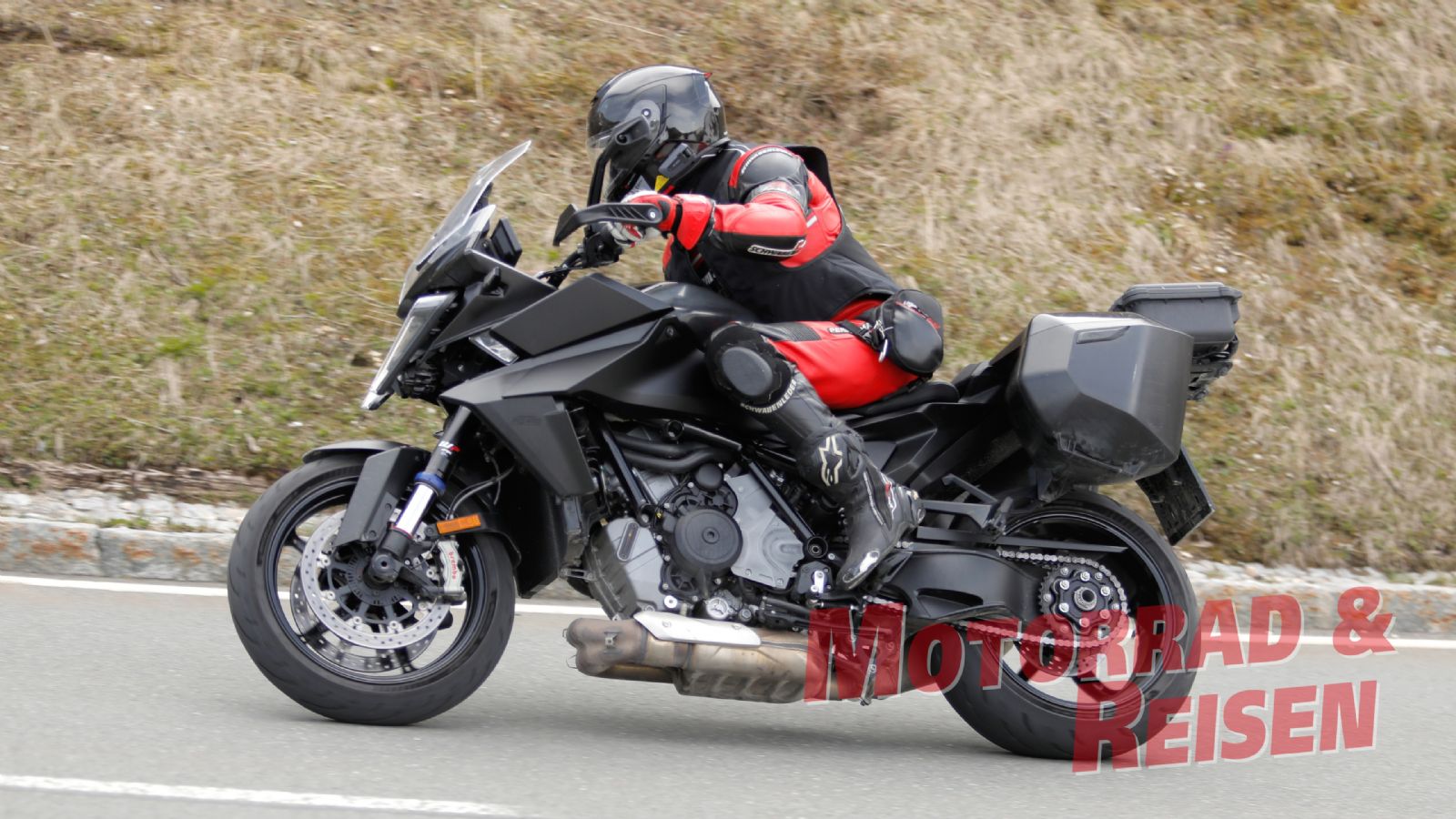 Αν και δεν πρόκειται για ριζική αλλαγή, η μοτοσυκλέτα εμφανίζει ανασχεδιασμένες λεπτομέρειες στην εμφάνιση και νέο σύστημα αποσκευών, δείχνοντας πως η